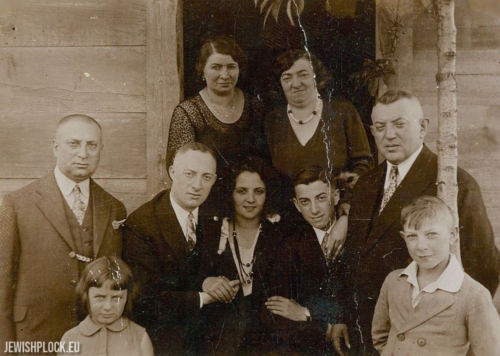 Photo taken in June 1932, before Wolf and Tauba’s wedding in Płock in September 1932. Back row (left to right): Dwojra Ides Brygart nee Bomzon, Tauba Ruchla Nozyca nee Frydman. Middle row (left to right): Icek Nozyca, Wolf Nozyca, Tauba Cymerman, Lajbusz Nozyca. Lajzer Brygart. Front row: (left to right): Chanka Brygart, Samek Brygart